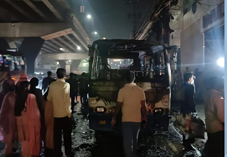 চট্টগ্রামে মিনিবাসে আগুন
