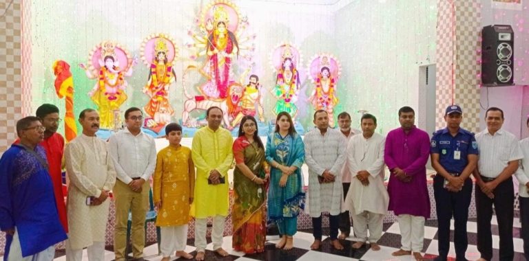 ডোমারে পূজামণ্ডপ পরিদর্শনে জেলা প্রশাসক ও পুলিশ সুপার