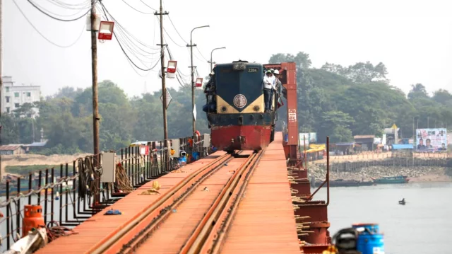 কালুরঘাট সেতুতে তিন ইঞ্জিনের ট্রায়াল রান সম্পন্ন