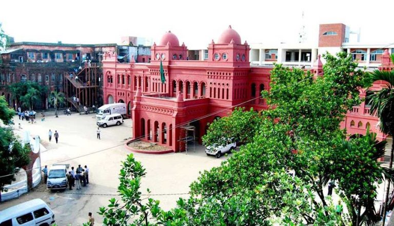 চট্টগ্রামে বিচারককে জুতা নিক্ষেপ করলো আসামি