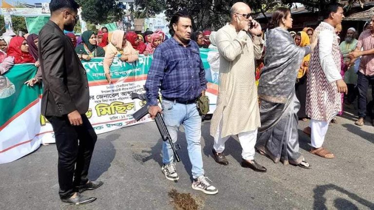 আওয়ামীলীগের মিছিলে অস্ত্রসহ যুবকের মহড়া
