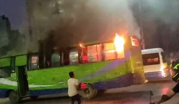 শ্যামলীর যাত্রীবাহী বাসে আগুন