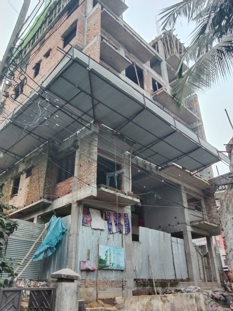 আজমপুরের জামতলায় অনুমোদিত নকশা না মেনে চলছে বাড়ি নির্মাণ