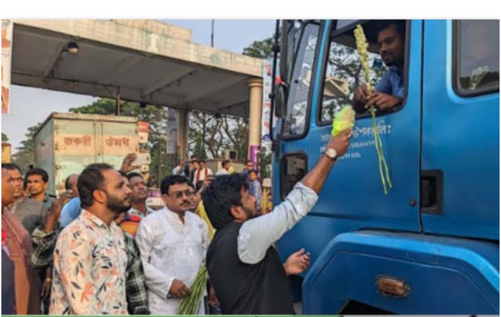 নাটোরে অবরোধে গাড়ি চালানো চালকদের মাঝে খাবার ও ফুল বিতরণ