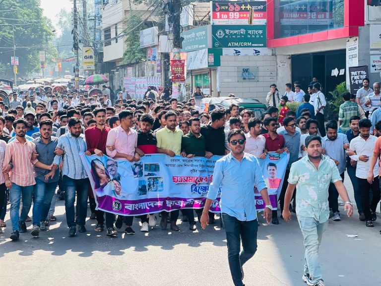 অবরোধের নামে শিক্ষার পরিবেশ বিনষ্টকারীদের শিক্ষার্থীরা লালকার্ড দেখিয়েছে