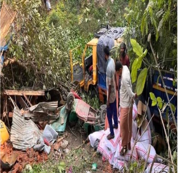 চিকিৎসা নিতে যাবার সময় সড়ক দুর্ঘটনায় একই পরিবারের চারজন নিহত