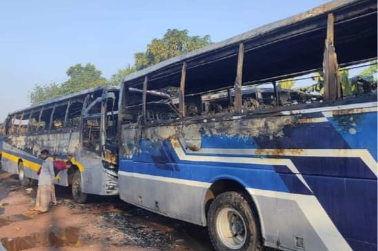 নাটোরে পেট্রোল পাম্পে দাঁড়িয়ে থাকা তিন বাসে আগুন