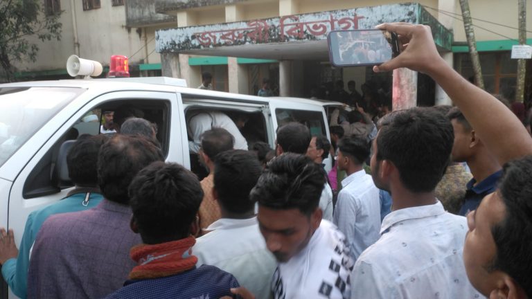 আনন্দ মিছিল শেষে ফেরার পথে পিকআপ উল্টে ছাত্রলীগের ২০ নেতাকর্মী আহত
