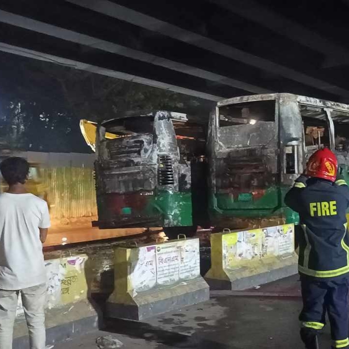 চট্টগ্রামে বাসে আগুন দেবার পর বিএনপি কার্যালয় ভাঙার চেষ্টা