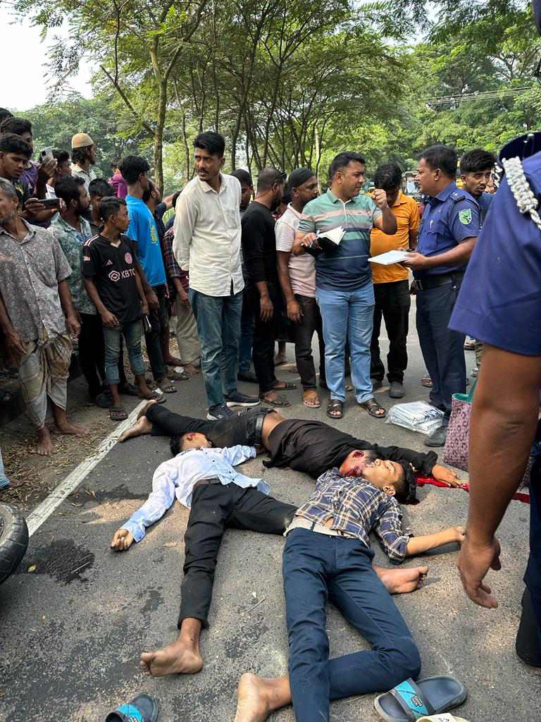 চট্টগ্রামের মিরসরাইয়ে সড়ক দুর্ঘটনায় ৩ জন নিহত