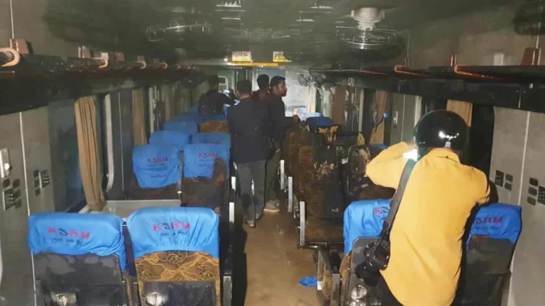 সিলেট রেলস্টেশনে দাঁড়িয়ে থাকা উপবন এক্সপ্রেসে আগুন