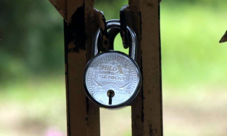 মসজিদে তালা দিলো যুব মহিলা লীগ নেত্রী
