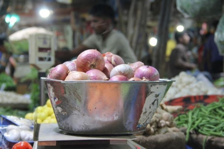 পেঁয়াজের দাম ৪০ রুপির নিচে নামাবে ভারত সরকার