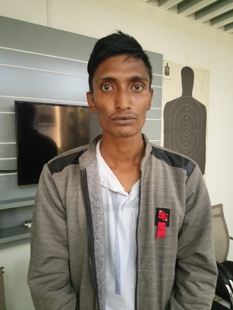 চট্টগ্রামে পুলিশ কর্মকর্তা পরিচয়ে প্রতারণার অভিযোগে যুবক
