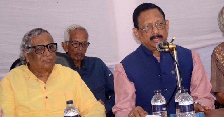 নির্মাণাধীন শহীদ মিনার দৃশ্যমান নয় চট্টগ্রামে এবারও বিজয় দিবস মিউনিসিপ্যাল স্কুল প্রাঙ্গণে