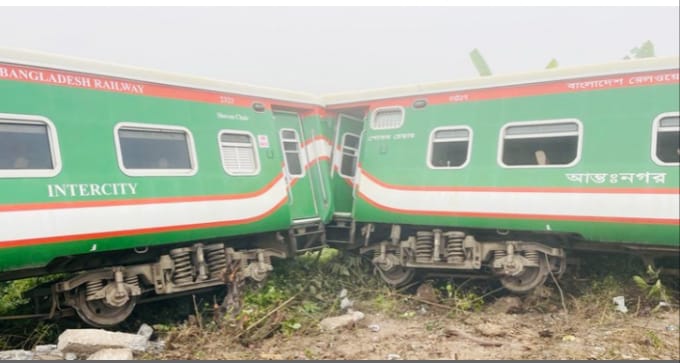 দুর্ঘটনা কবলিত মোহনগঞ্জ এক্সপ্রেসের উদ্ধারকাজ শুরু হয়েছে
