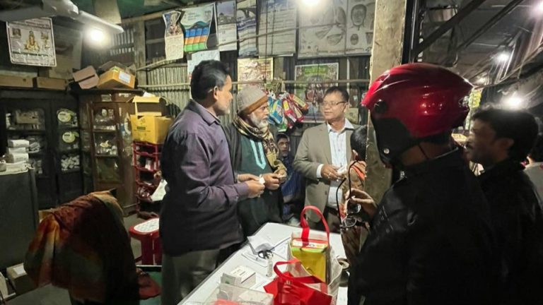 মানিকগঞ্জে মাছ নিয়ে ভোটের মাঠে শাহজাহান