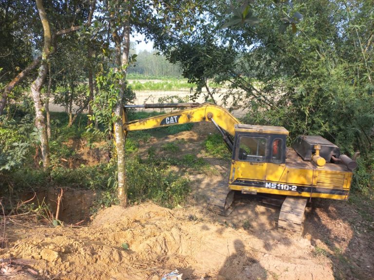 মিরসরাইয়ের জোরারগঞ্জে সড়কের অবৈধ ভাবে খাল ভরাট করার অভিযোগে ২ লক্ষ টাকা জরিমানা করা হয়েছে