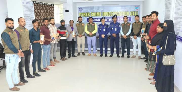 নড়াইলে উদ্ধারকৃত ১০টি মোবাইল প্রকৃত মালিকদের নিকট হস্তান্তর