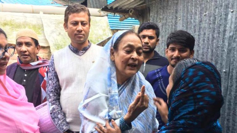 ছেলের জন্য ভোটের মাঠে আয়েশা মোশাররফ