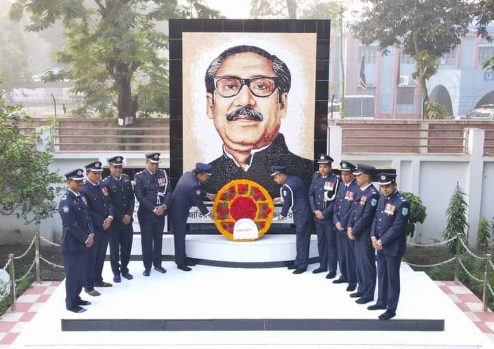 বিজয় দিবসে নীলফামারী জেলা পুলিশের  শ্রদ্ধাঞ্জলি 