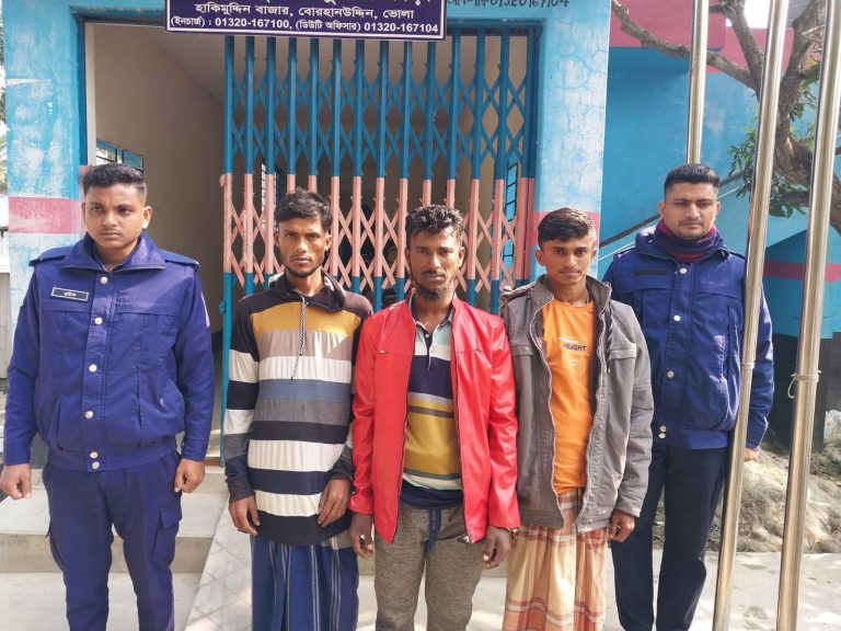 মেঘনায় অ‌বৈধ জাল নৌকা ধ‌রে রা‌তের আধা‌রে ছে‌ড়ে দি‌লেন নৌ-পু‌লিশ