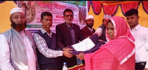 অষ্টগ্রামে শীতার্তদের মাঝে কম্বল বিতরণ