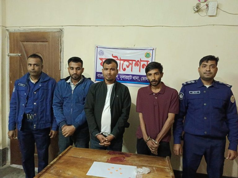 চরফ্যাসনের দুলারহাটে ৩০ পিচ ইয়াবাসহ তিন যুবক গ্রেফতার