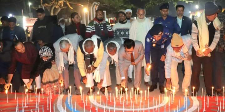 বুদ্ধিজীবীদের স্মৃতি ভাস্কর্যে মোমবাতি প্রজ্বলন