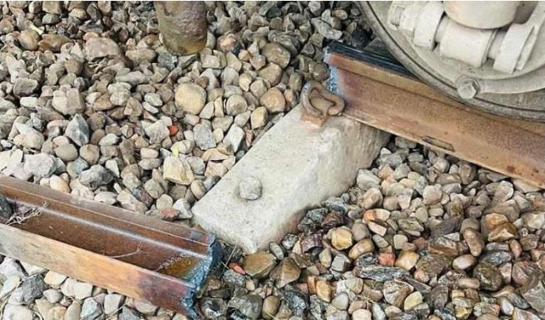 গাজিপুরে রেললাইন কেটে ফেলেছে দুর্বৃত্তরা, ৭ বগি লাইনচ্যুত হয়ে নিহত ১