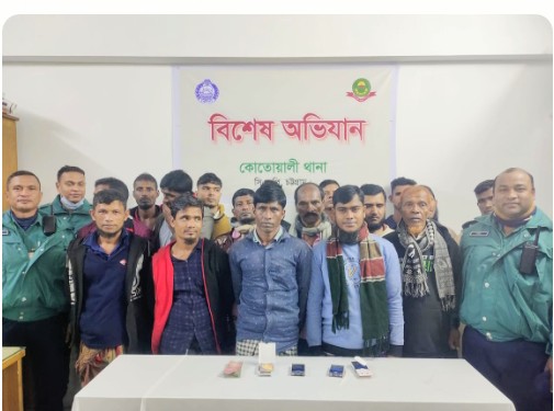 কোতোয়ালি থানার অভিযানে ১৭ জুয়াড়ি আটক, টাকা উদ্ধার
