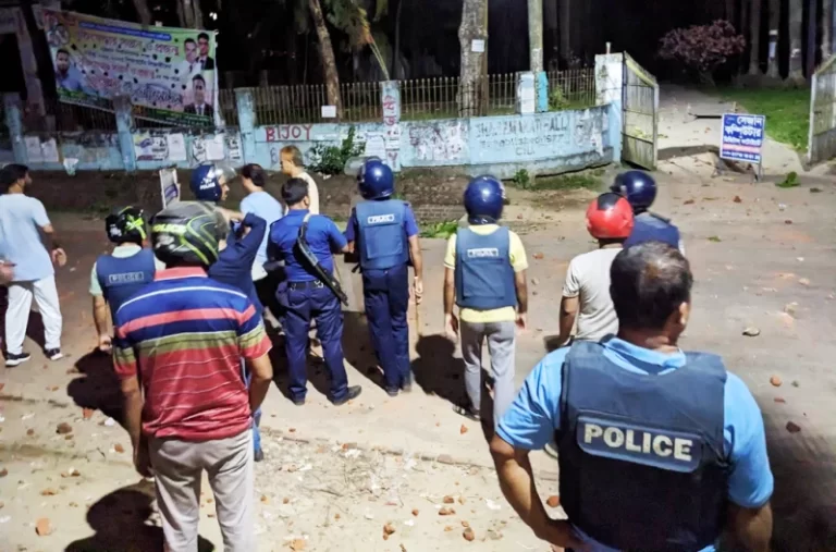 চবিতে বেপরোয়া ছাত্রলীগ,  সংঘর্ষে পুলিশসহ আহত ১৫