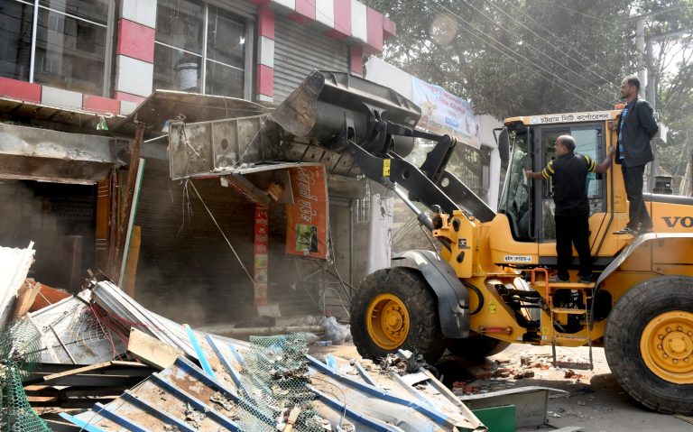 চট্টগ্রামে ফুটপাত থেকে হকারদের উচ্ছেদ