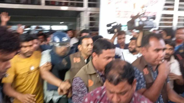 শিক্ষার্থীকে গুলি করা শিক্ষককে জুতা নিক্ষেপ