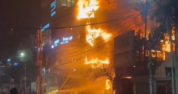 বেইলি রোড়ের বাতাসে লাশের গন্ধ, মৃত্যু ৪৩ জনের