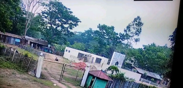 রাউজানে মাদ্রাসার প্রধান গেটে দেয়াল নির্মাণ