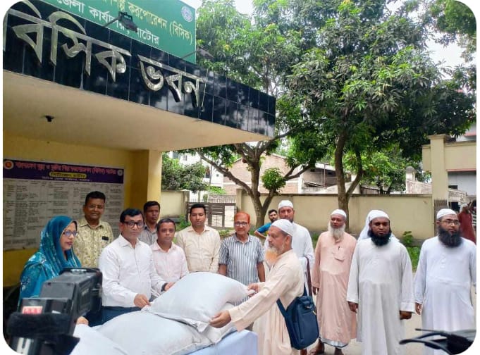 নাটোরে কুরবানির চামড়া সংরক্ষণে জেলা প্রশাসনের বিনামূল্যে লবন বিতরণ
