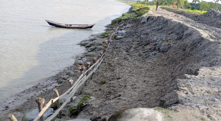 কলাপাড়ায় ঝুঁকিপূর্ণ বেড়িবাঁধ নিয়ে তিন লক্ষাধিক মানুষ রয়েছে চরম আতঙ্কে