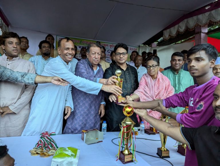 ছনহরা ষোড়শীবালা উচ্চ বিদ্যালয় চ্যাম্পিয়ন পটিয়ায় জেলা প্রশাসক আন্ত‌ঃস্কুল ফুটবল টুর্নামেন্টের ফাইনাল খেলায়
