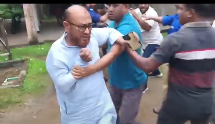 আনোয়ারায় ইউপি চেয়ারম্যানকে বিক্ষুব্ধ জনতার মারধর