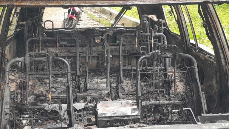 খাগড়াছড়ি গুইমারা উপজেলায় কোটি টাকার গাড়িতে অগ্নিসংযোগ করেছে দুর্বৃত্তরা
