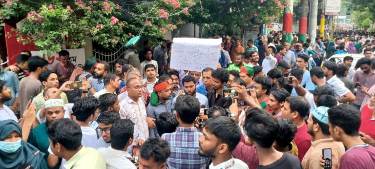 ছাত্র জনতার জনরোষ চট্টগ্রাম প্রেসক্লাবে