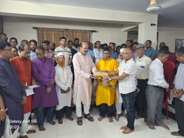 সীতাকুণ্ডের ৬৭ পূজা মণ্ডপে অনুদান দিলেন আসলাম চৌধুরী