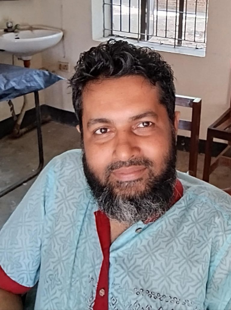 ডাক্তার না হয়েও সকল রোগের চিকিৎসা করেন নাজমুল হোসেন