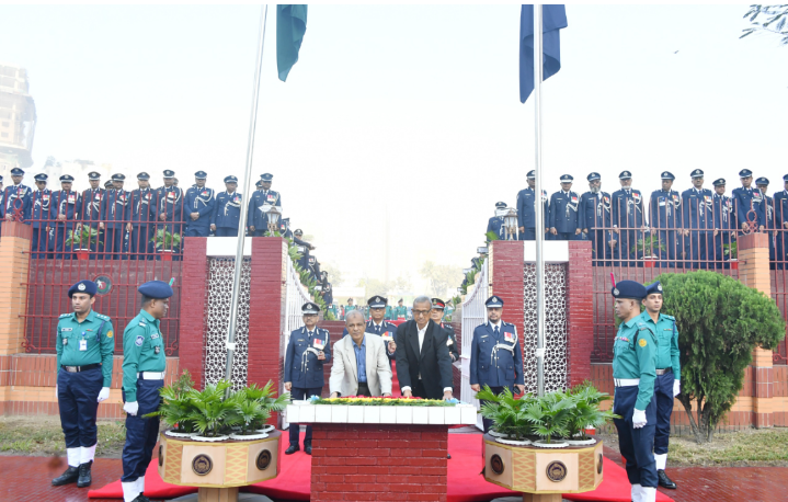 রাজারবাগ পুলিশ স্মৃতিসৌধে স্বরাষ্ট্র উপদেষ্টা, প্রধান উপদেষ্টার বিশেষ সহকারী, আইজিপির শ্রদ্ধা