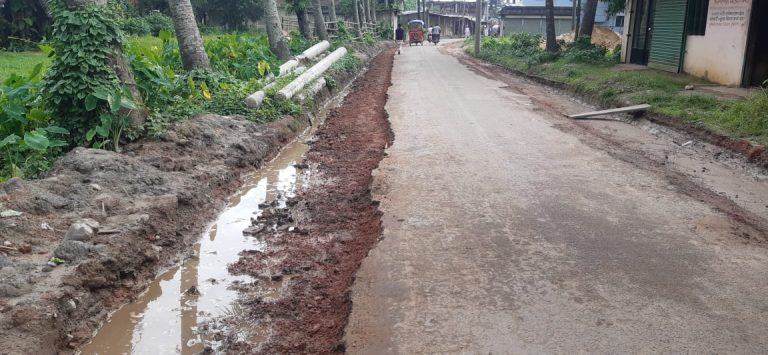কাজ শেষের ৩ মাসের মাথায় রাস্তায় ফাটল সরকারী টাকা অপচয়
