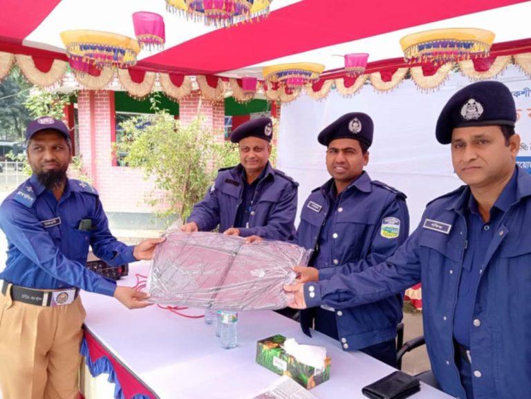 বকশীগঞ্জে পুলিশ প্রশাসনের পক্ষ থেকে শীতবস্ত্র বিতরণ