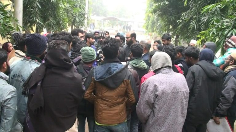 বৈষম্য বিরোধী ছাত্রদের নাটোরে সদর এ্যাসিল্যান্ড অফিস ঘেরাও