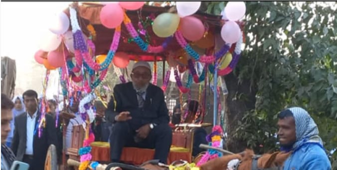 ঘোড়ার গাড়িতে চড়িয়ে প্রধান শিক্ষকের রাজকীয় বিদায়