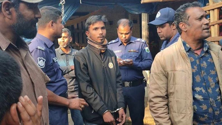 নাটোরে মুক্তিযোদ্ধা সনদ যাচাইয়ের নামে চাঁদাবাজি – ১ ভুয়া সাংবাদিক গ্রেপ্তার